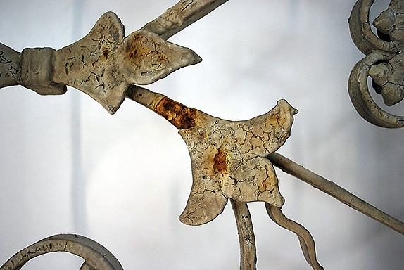 Die Oberfläche ist brüchig und korrodiert.